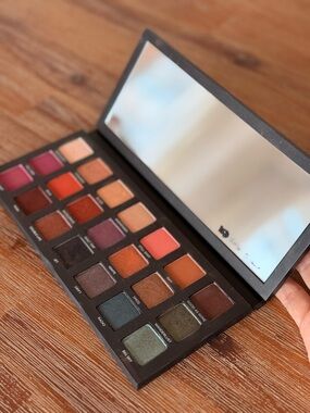 Urban Decay Eyeshadow Palette — Pink, Red, Orange, Brown, Green, Gold